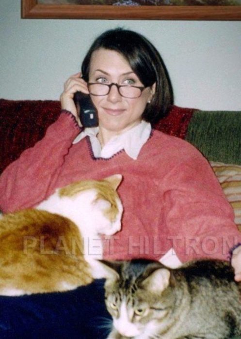 Jennifer Aniston caracterizada como una mujer de edad avanzada rodeada de varios gatos
