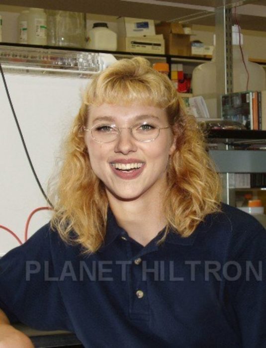 Scarlett Johansson caracterizada como una mujer de los años 80 con cabello rizado