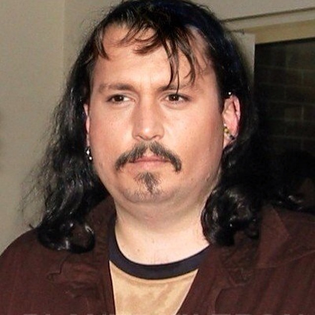 Johnny Depp con el cabello largo y rostro con cachetes