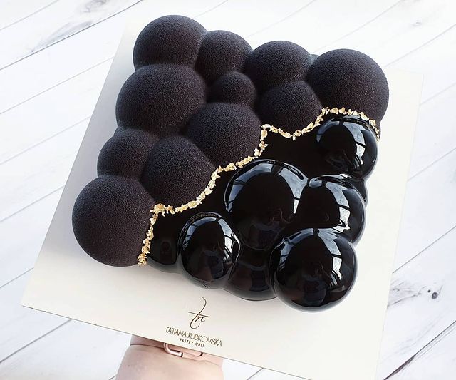 Pastel de chocolate con betún tono negro