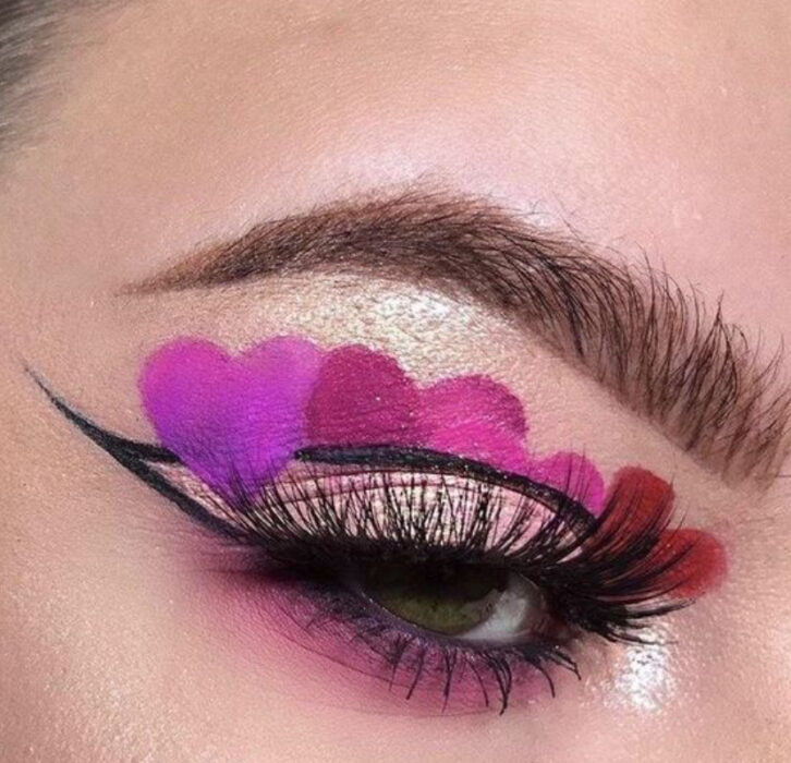 Maquillaje inspirado en San Valentín en colores negro y morado