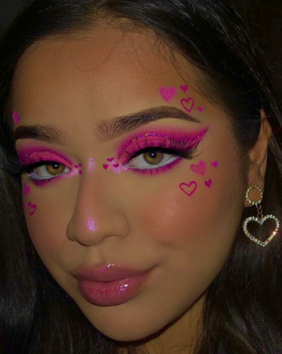 Maquillaje inspirado en San Valentín en colores rosa fosforescentes y delineado negro