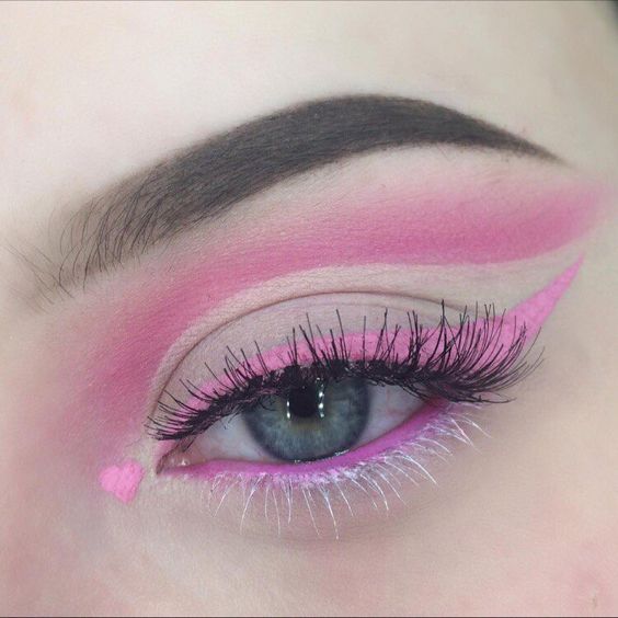 Maquillaje de ojos con sombras y delineados en rosa pastel