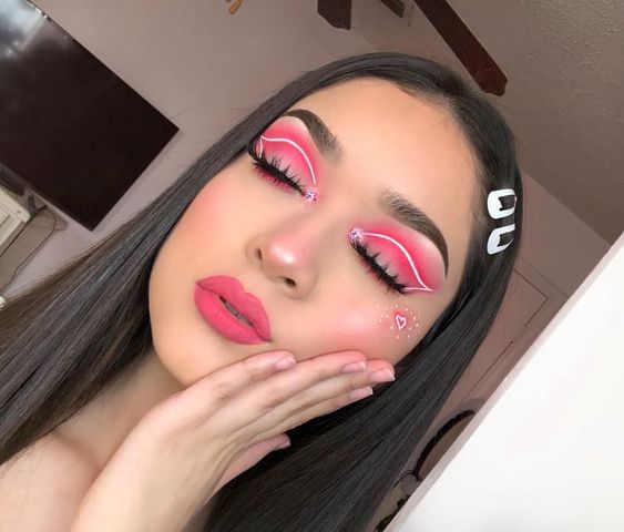 Chica con maquillaje en rosa fucsia y delineado doble
