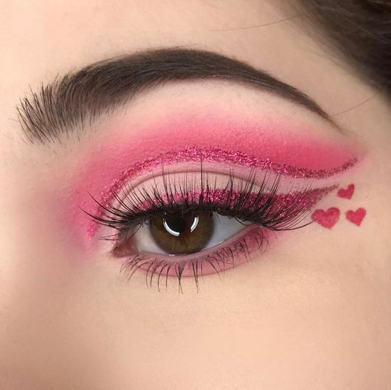 Sombra de ojos fucsia con corazones diamantados
