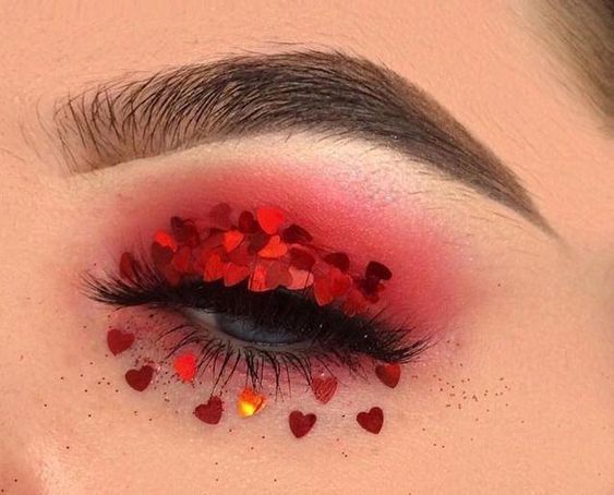 Sombra de ojos en color rojo con estampados de corazones