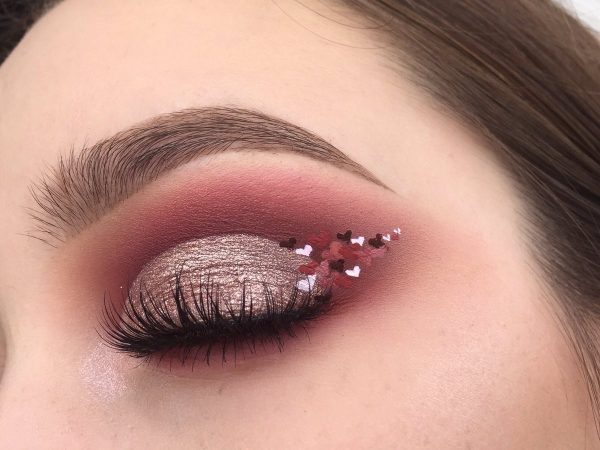 Sombra de ojos en colores vino con delineado de corazones