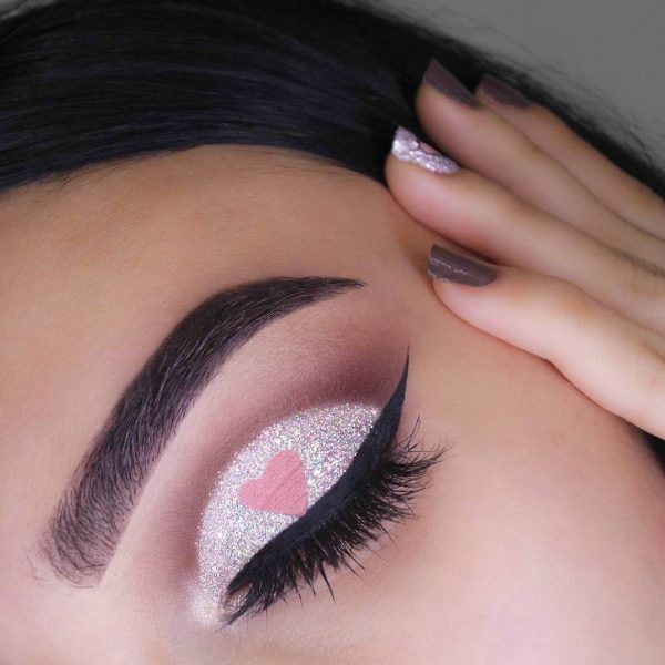 Sombra de ojos en tono plateado con delineado cat eye y un corazón central