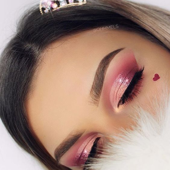 Chica con maquillaje en tonos rosa pastel