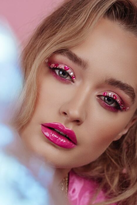 Maquillaje en tonos rosa fucsia con delineado de corazones