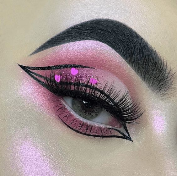 Sombra de ojos rosa con delineado doble y corazones en los bordes
