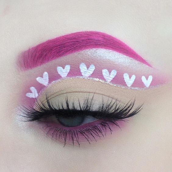 Chica con sombra de ojos clara y delineada en corazones