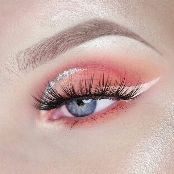 Sombra de ojos en color melón con delineado de glitter