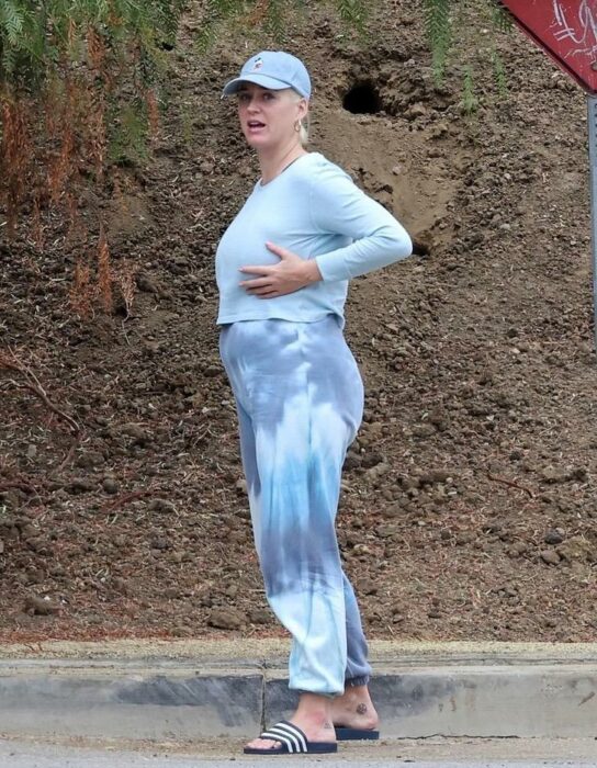 Katy Perry usando un conjunto azul, un mes después de dar a luz