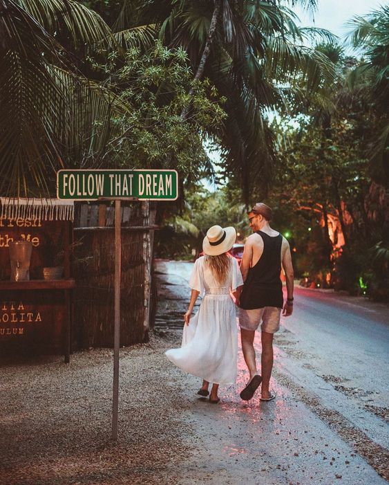 Pareja caminando por un pueblito mágico