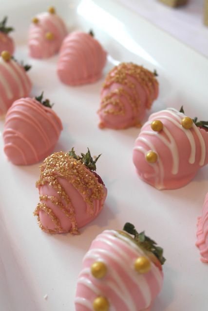 Fresas cubiertas con chocolate rosa