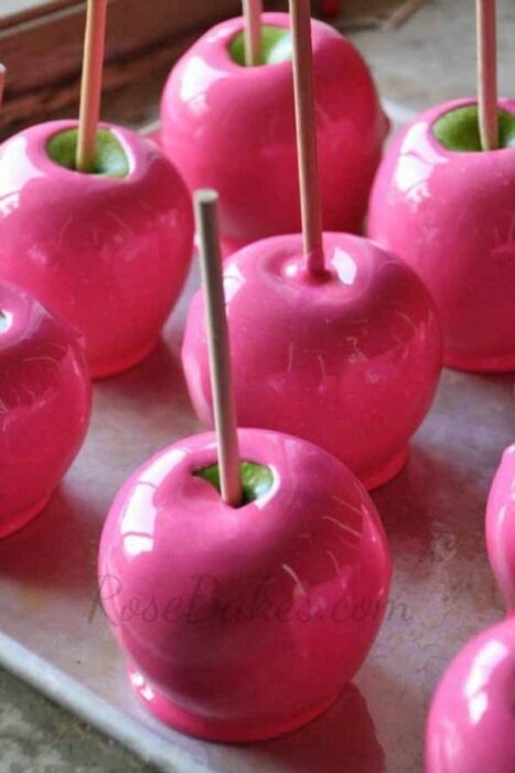 Manzanas cubiertas de chocolate rosa