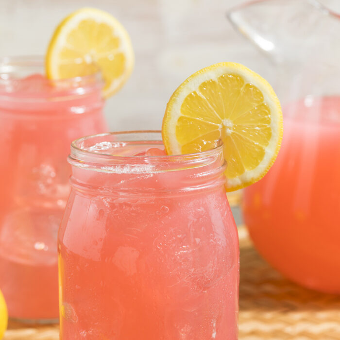 Limonada rosa en tarros de vidrio