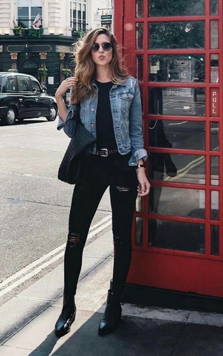 Chica con blusa, jeans y botines negros, además de una chaqueta denim