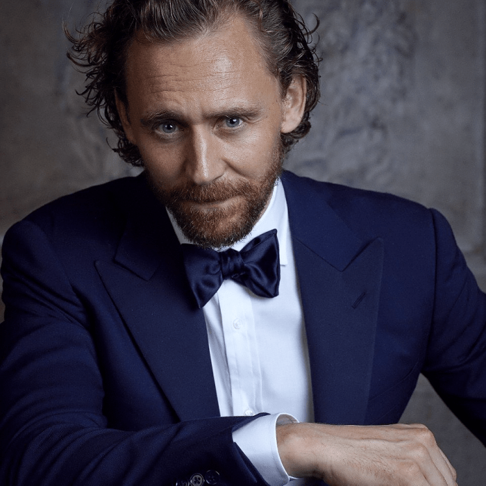 tom hiddleston con traje azul, corbatín de moño azul y camisa de vestir blanco