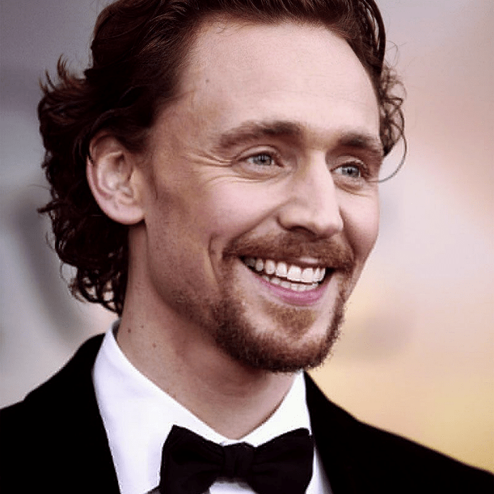 tom hiddleston con traje negro, corbatín negro de moño, camisa blanca de vestir