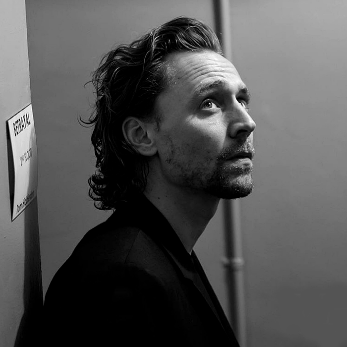 tom hiddleston con saco negro