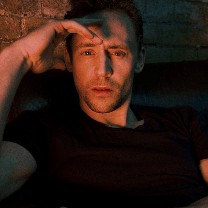 tom hiddleston con camiseta negra