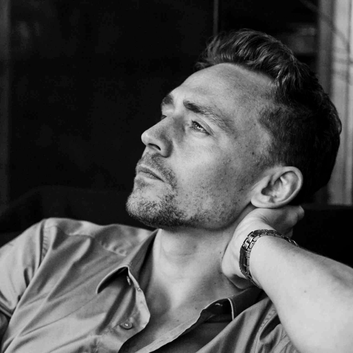 tom hiddleston con camisa de vestir