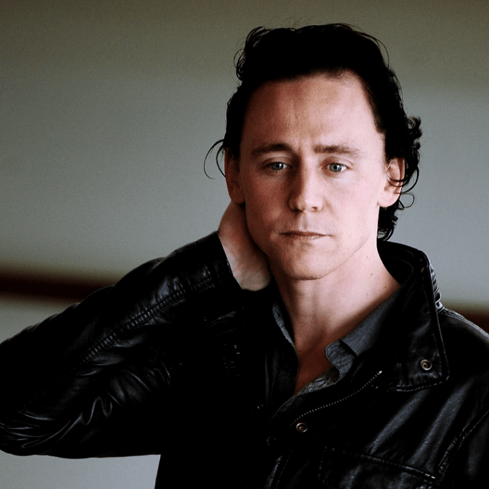 tom hiddleston con camisa negra de vestir