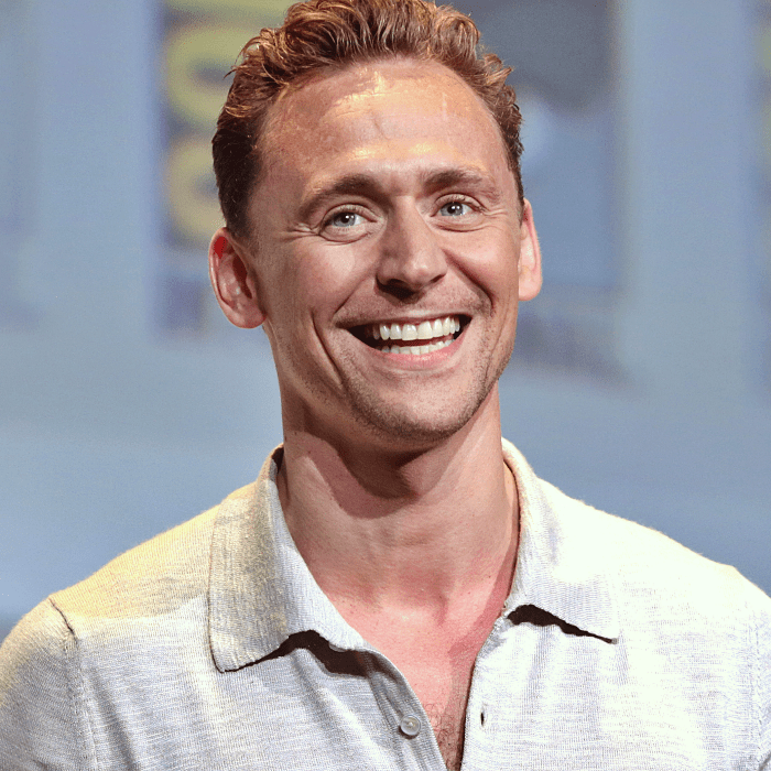 tom hiddleston con camisa blanca de vestir