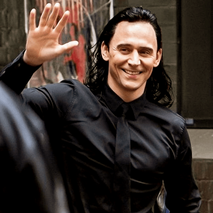 tom hiddleston como loki con cabello negro largo, camisa negra de vestir y corbata negra
