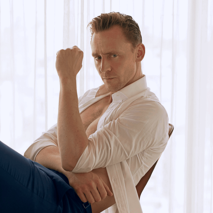 tom hiddleston con camisa blanca y pantalones de vestir azules