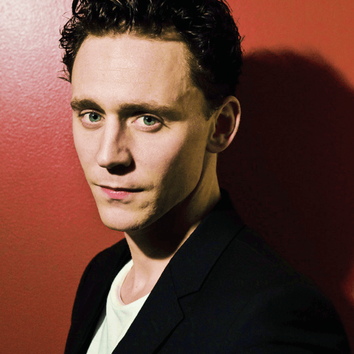 tom hiddleston con camiseta blanca y saco negro