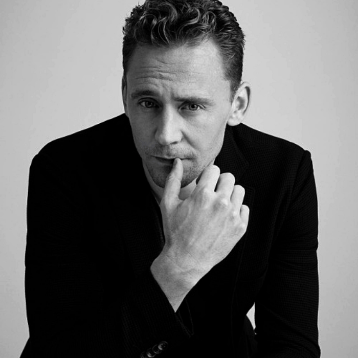 tom hiddleston con traje negro