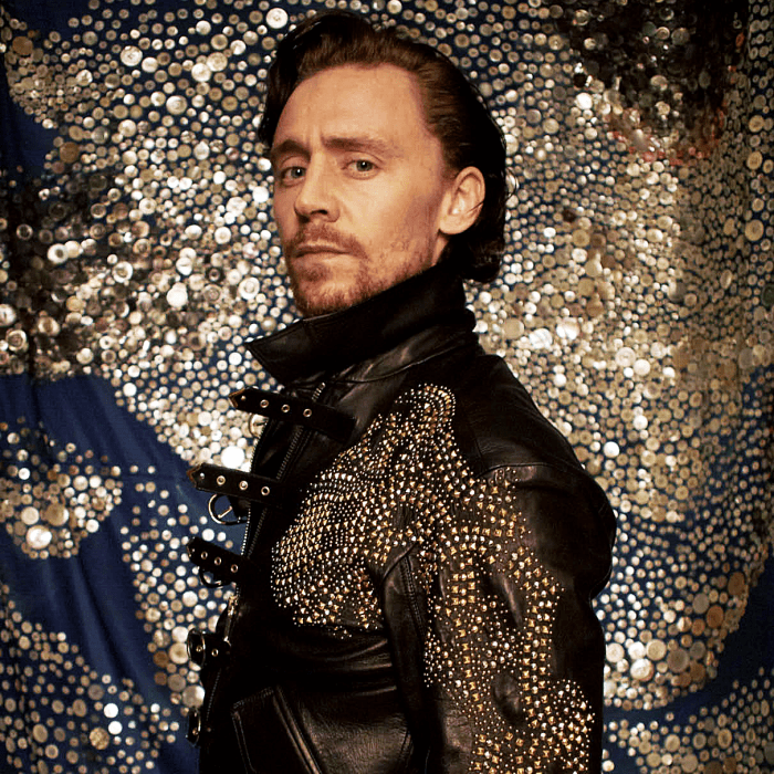 tom hiddleston con chaqueta negra con dorado