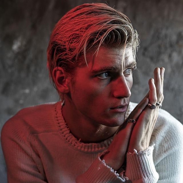 Danny Griffin de perfil para una fotografía oscura