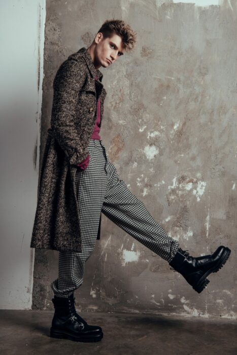 Danny Griffin con saco a cuadros, largo y botas militares