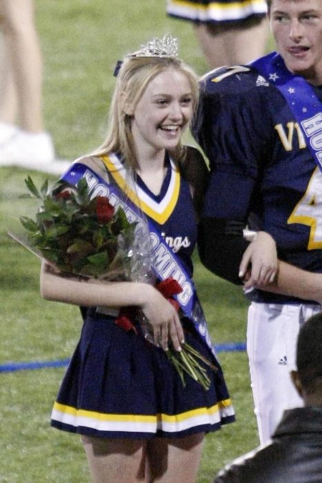 Dakota Fanning coronada como reina de graduación en su escuela