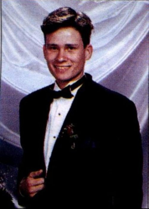 Tom DeLonge durante su graduación escolar como rey