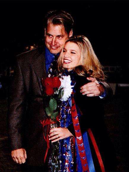 Jessica Simpson coronada como reina del baile en su graduación