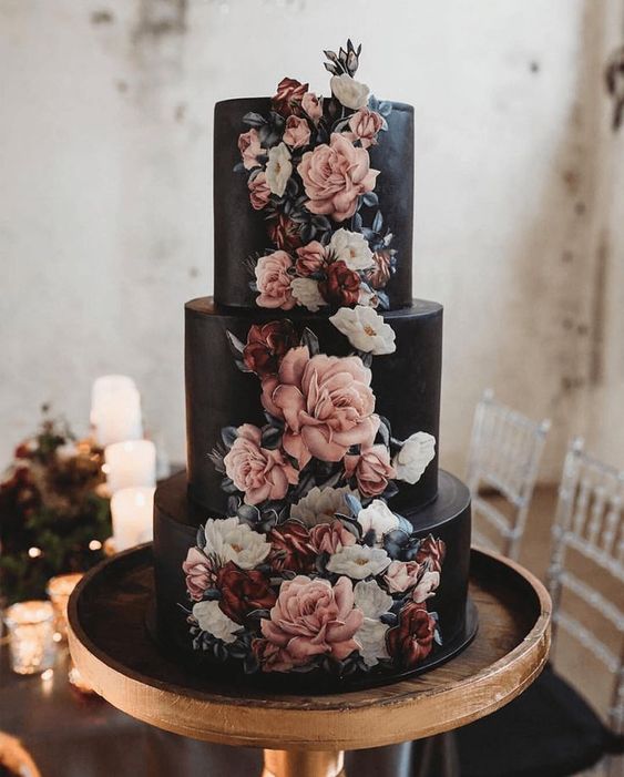 Pastel de boda en color negro con flores de merengue