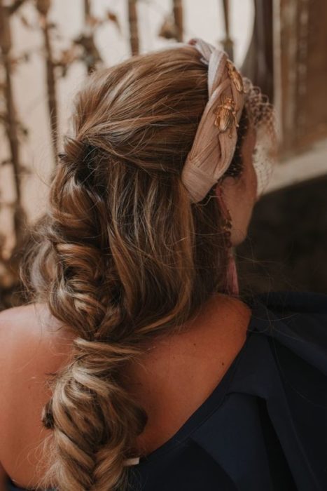 Chica con recogido elegante despeinado y diadema beige con detalles dorados