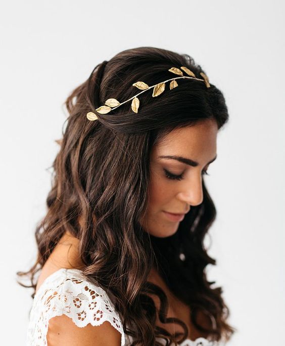 Chica con cabello castaño largo y diadema elegante de hojitas