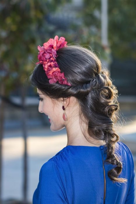 Chica con recogido elegante y diadema de flores color rosas