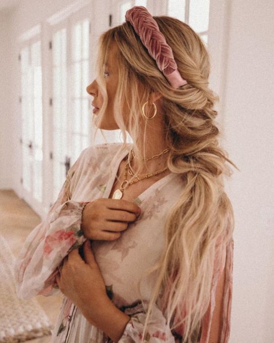 Chica rubia de cabello largo con diadema rosa de terciopelo
