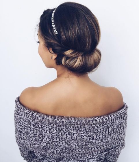 Chica con recogido elegante y diadema plateada