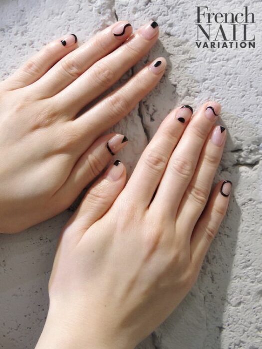 Manicura con diseño de figuras y líneas en color negro con base nude