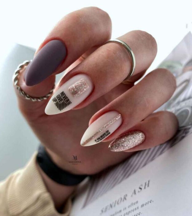 Manicura con diseño de formas y líneas en color blanco con gris y dorado