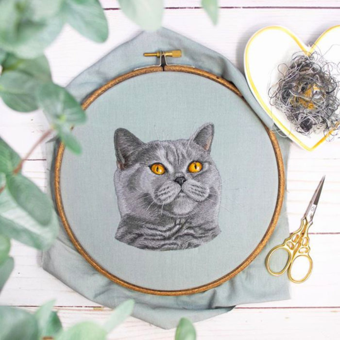 Bordado de gato gris con ojos amarillos