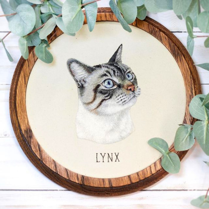 Bordado de gato blanco con rayas